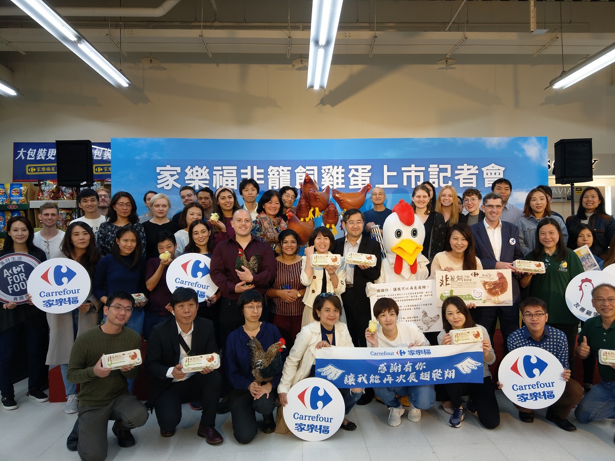 家樂福推出自有品牌非籠飼雞蛋，農委會家禽生產科科長李宜謙、讓雞展翅國際聯盟、台灣動物社會研究會等單位皆到場表達支持。陳璽安/攝