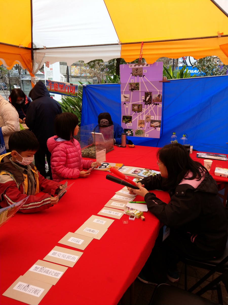 小朋友們透過遊戲認識生物多樣性，從玩樂中學習生態保育的觀念。陳璽安/攝