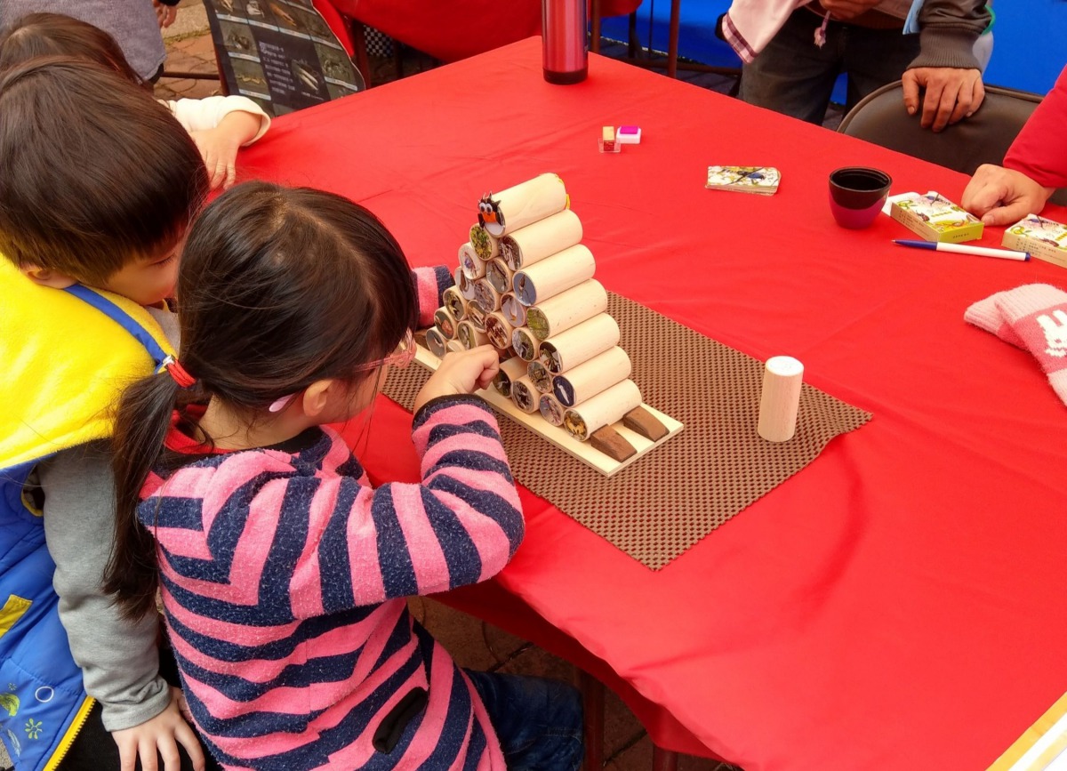 小朋友們透過遊戲認識生物多樣性，從玩樂中學習生態保育的觀念。陳璽安/攝