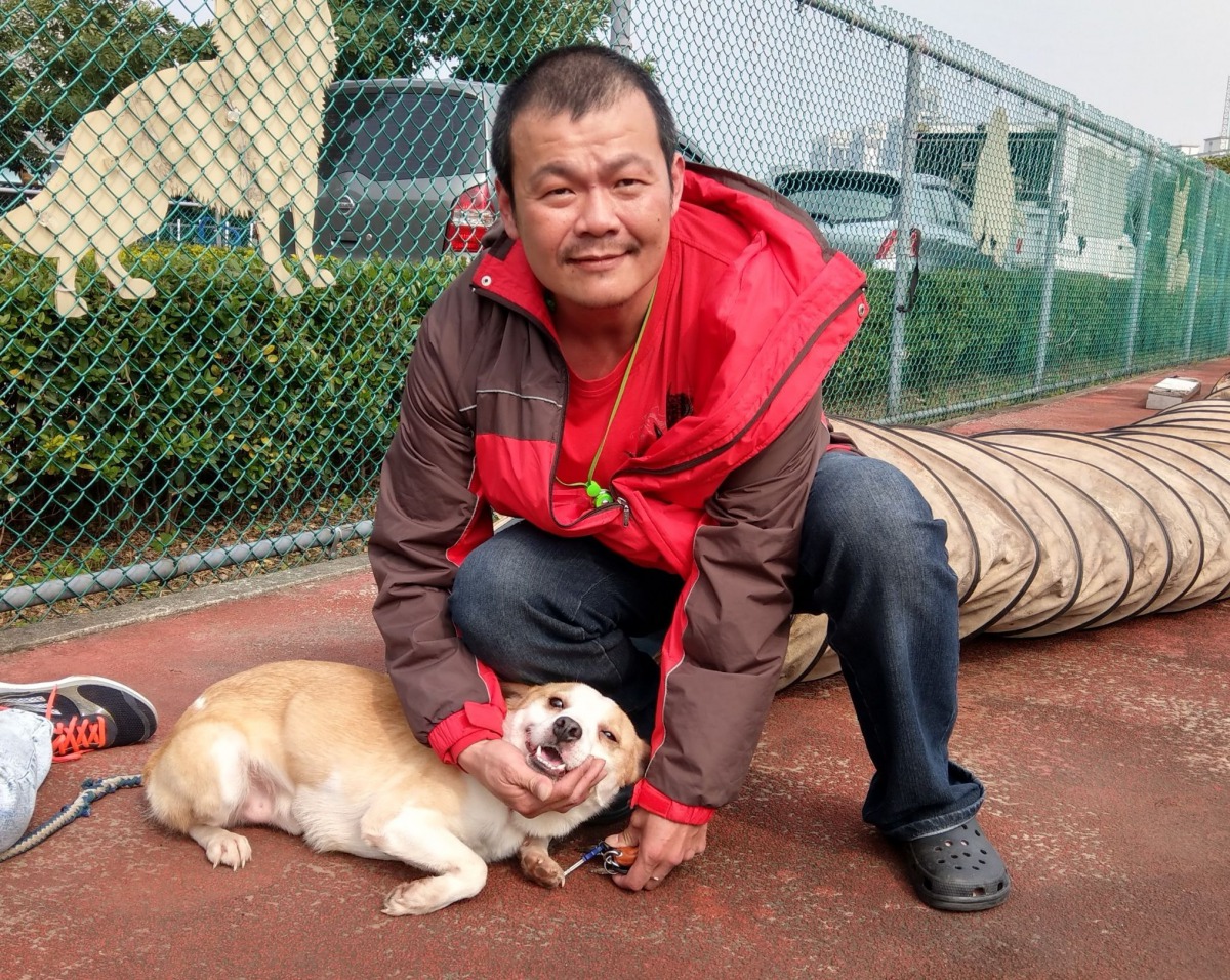林小姐與丈夫認養的是編號A的膽小狗，但經過幾十分鐘的互動，狗狗已會在新主人腳邊撒嬌了。陳璽安/攝