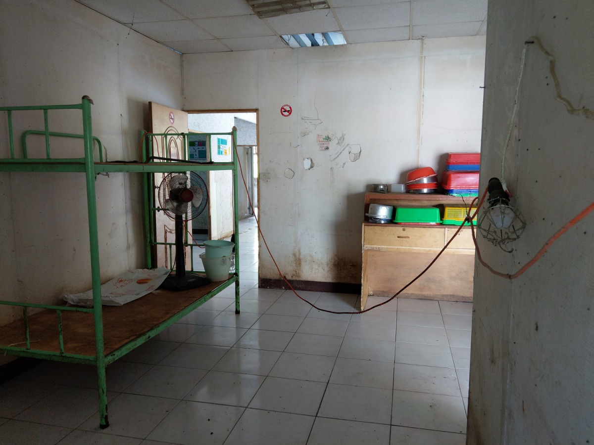 原本遍地髒污的地板，在熱心志工們的協助下變得整潔。陳璽安/攝