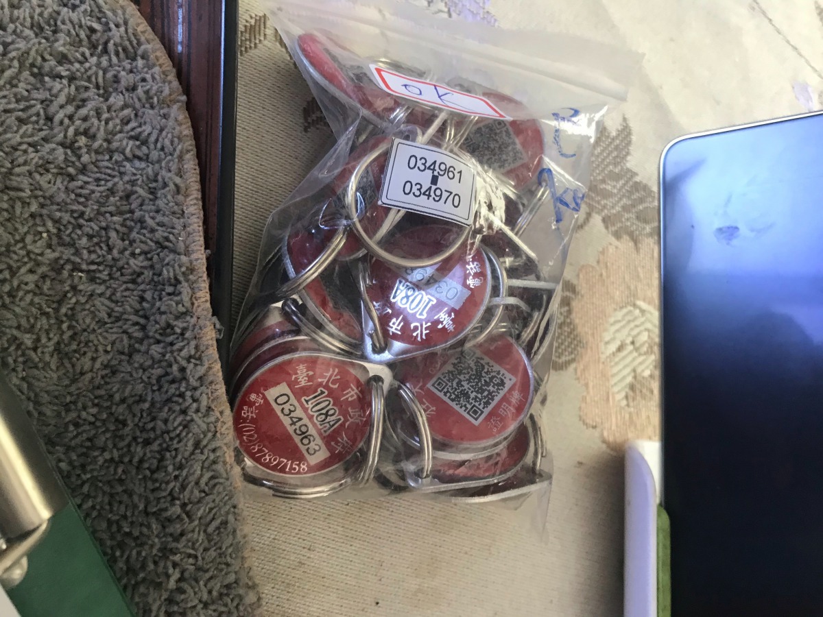 飼主出示狂犬病疫苗犬牌。新北市動保處/提供