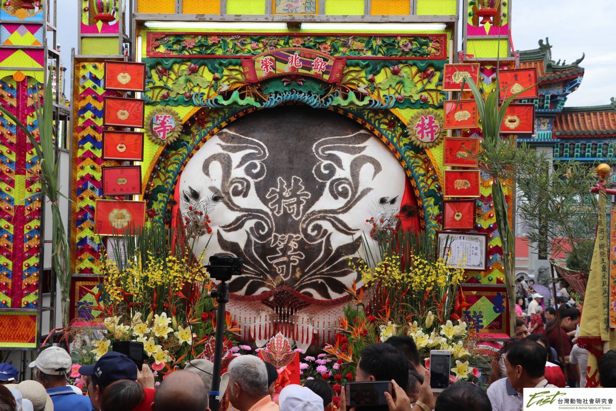 新竹義民廟今年仍舉辦神豬大賽，最重的「特等」神豬在宰殺後於廟前展示。取自台灣動物社會研究會粉絲專頁