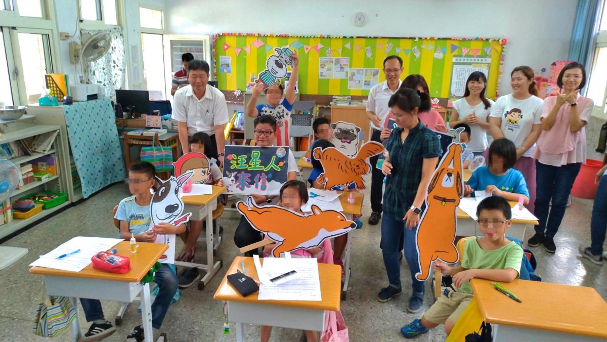 高雄農業局副局長鄭清福及教育局副局長黃盟惠前往深水國小觀課。高雄市動保處/提供