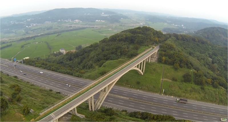 國內首座跨越式的「動物生態廊道」曾獲「金路獎」,卻被人發現兩側林地遭噴除草劑。取自國道石虎平安龜保育與創作特展