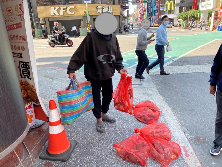 王男不顧動物福祉販售放生鳥，將活生生的鳥類裝進紅色網袋中。翻攝自桃園動保處粉絲專頁