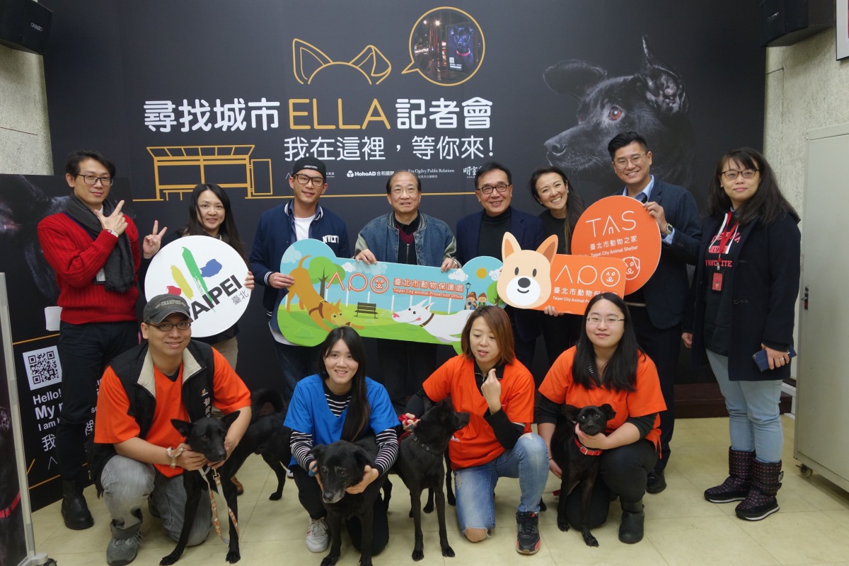 來賓與可愛活潑的黑狗們合影，共同為閃亮黑狗們發聲。臺北市動保處/提供