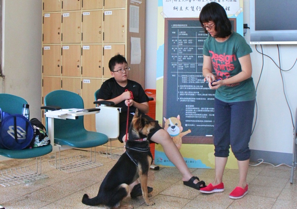 飼主親子一起來上課，藉由響片訓練引導愛犬學習。資料照，台中市動保處/提供
