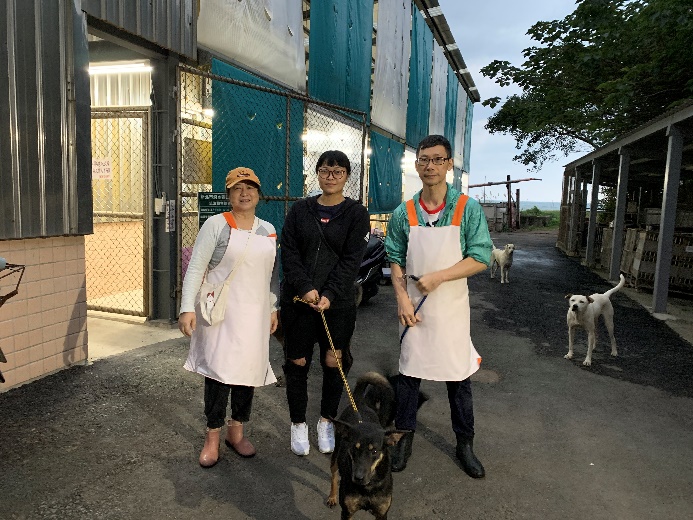 找到新家囉~認養人與毛孩合照。新北市動保處/提供