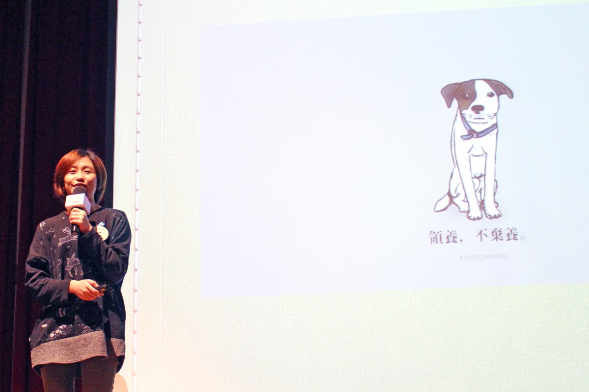 在《十二夜2:回到第零天》當中將強調「結紮」與「不放養」的飼主責任。圖為2016年導演Raye在講座上分享自己對於流浪動物問題的看法。資料照,何宜/攝