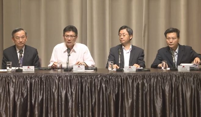 行政院16日通過飼料管理法部分條文修正草案後召開會後記者會，由法務部政務次長陳明堂(左起)、行政院發言人孫立群、科技部部長張善政及農業委員會副主委王政騰出席。 取自行政院網站