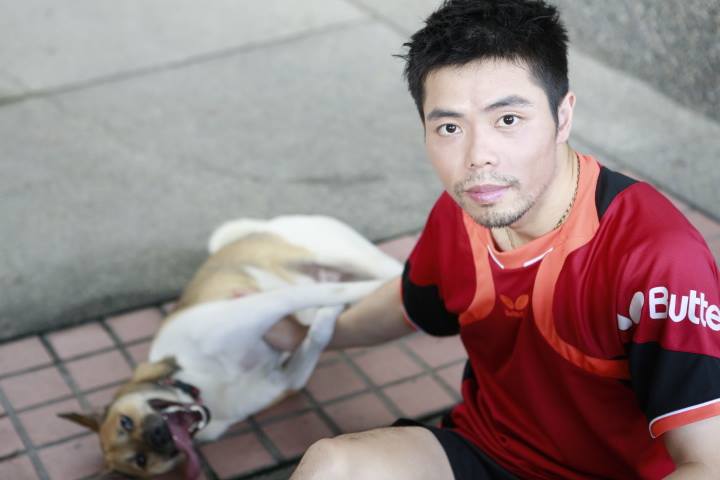 拍攝花絮──是不是能從照片中感受到牛奶對莊智元的愛與信任呢？　取自運動X動保臉書