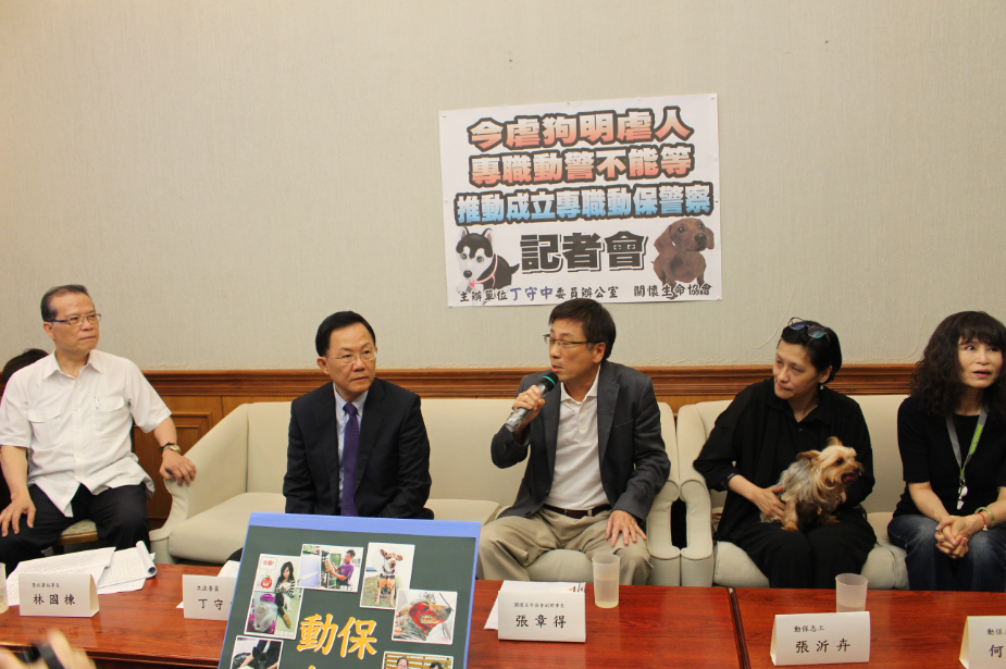 關懷生命協會副理事長張章得（圖中）呼籲警政署成立專職動保警察。 李娉婷/攝