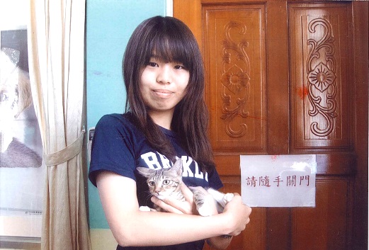 仔仔與牠的新家人。　台中市動物之家/提供