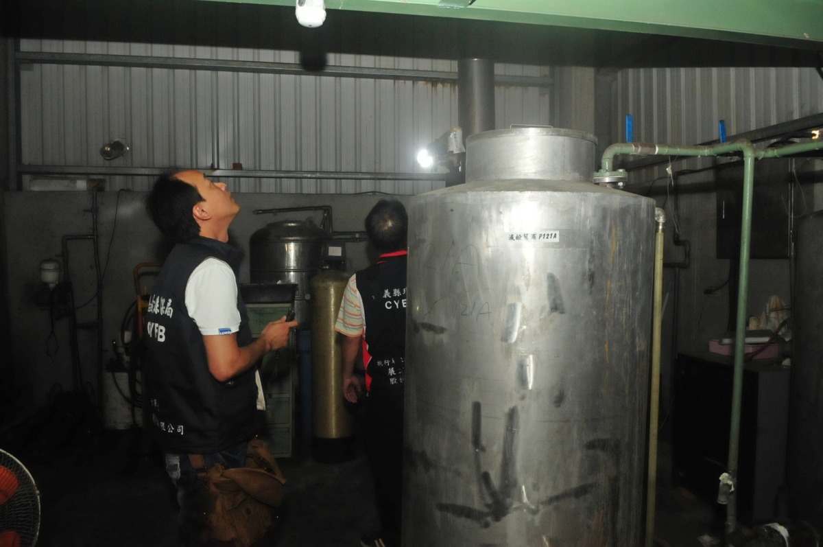 嘉義縣政府9月9日前往進口飼料油的廠商「永成物料」稽查油品流向。 取自嘉義縣政府網站