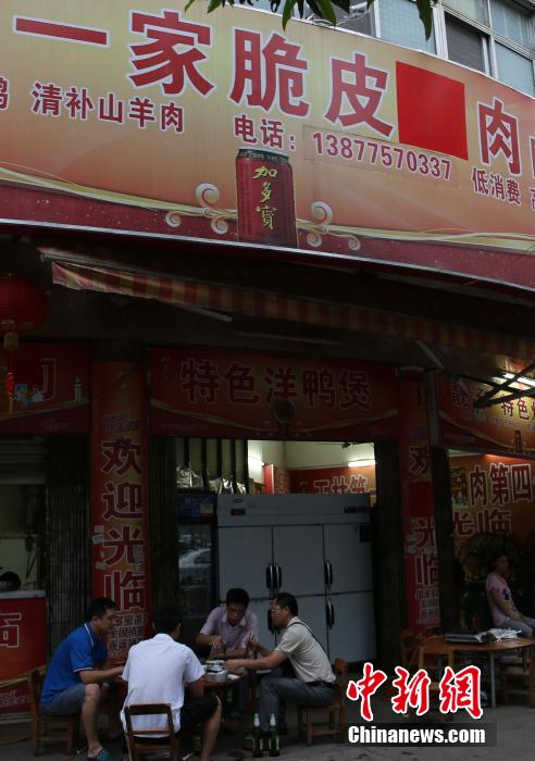 許多店家將招牌上的狗字遮住，但依然有在販賣狗肉。　　中新網