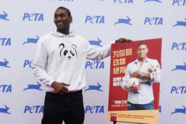 慈世平多年前曾因為不當對待寵物狗被美國動物管制局告上法庭， PETA因此找上了他，向他宣導飼主教育，慈世平也因而蛻變成了動物保護大使，積極參與各種動物保護活動。　取自PETA Asia微博