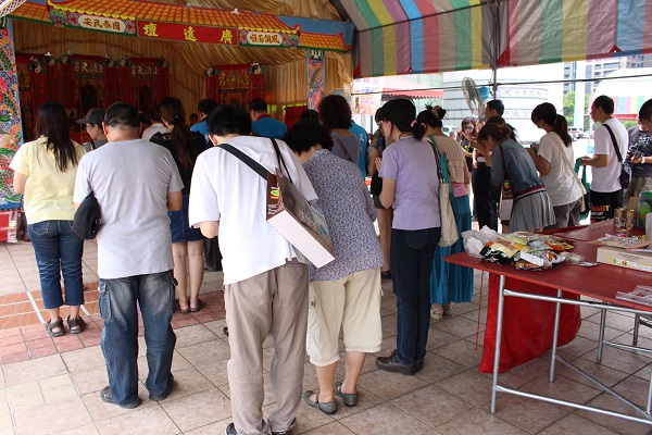 與一般法會相同的流程,超度的對象是同為地球上生靈的寵物。 李娉婷/攝