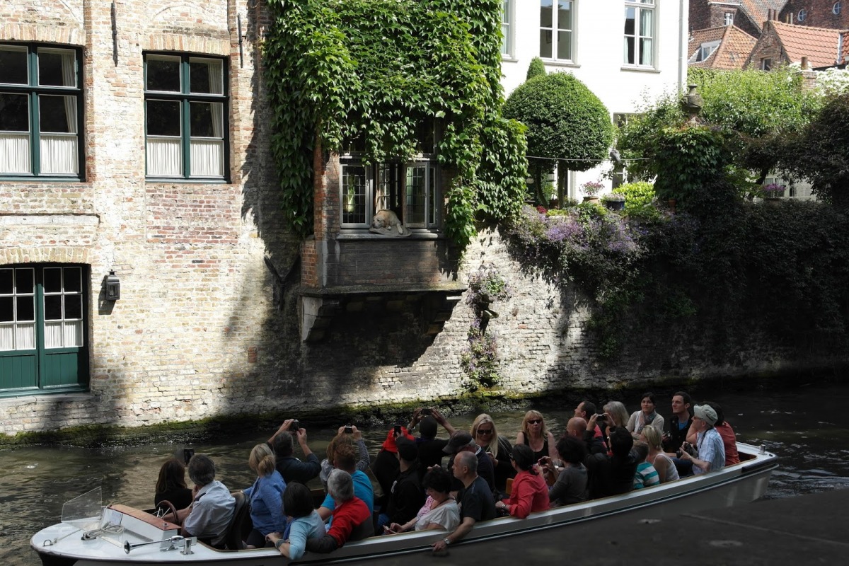 搭船渡河的觀光客們總是忍不住拿起相機拍攝。　取自網路