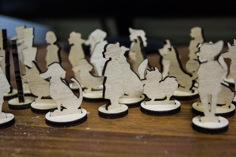 《終犬》使用的旗子,6人3組玩一場遊戲約花費40分鐘。 邱子喬/提供