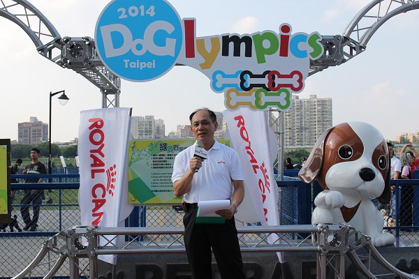 法國皇家代理商沅豐公司總經理廖嘉隆為活動開幕致詞,希望飼主與狗狗們都能玩得開心、吃得健康。 何宜/攝