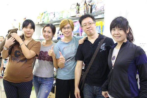 當幼犬中途志工除了假日忙送養會外，平日對幼犬的照顧也相當費心。 李娉婷/攝