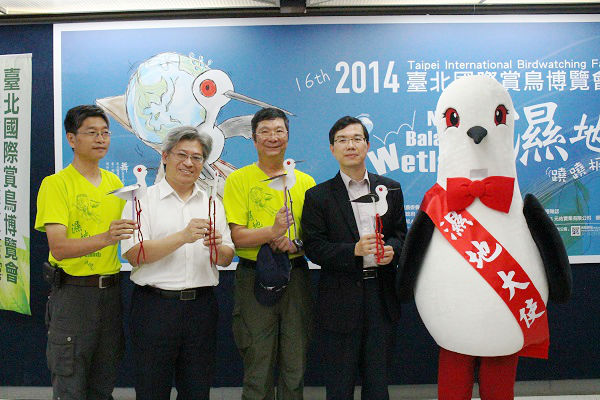台北鳥會總幹事何一先(左起)、台北市動保處處長嚴一峰、台北鳥會理事長阮錦松、台北市政府產業發展局局長黃啟瑞、濕地保育大使高蹺鴴為2014台北國際賞鳥博覽會進行宣傳。 李娉婷/攝