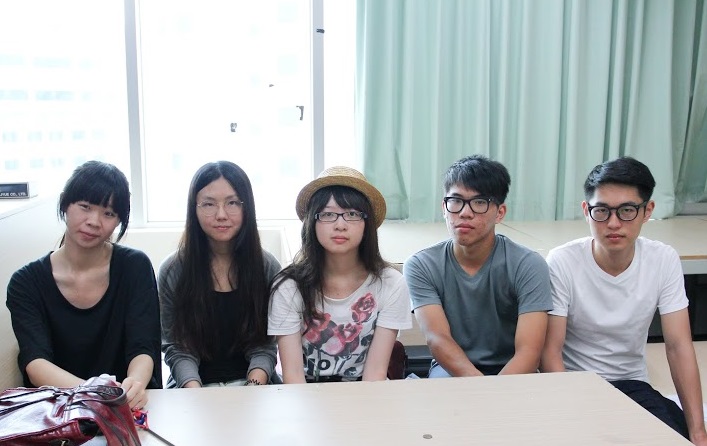 《終犬》的設計團隊:企劃設計邱子喬、插畫設計徐玲琪、網頁設計李綠珊、影片製作薛天惠、企劃設計吳俊儀,採訪當日另一位插畫設計賴瑋淳缺席。 李娉婷/攝