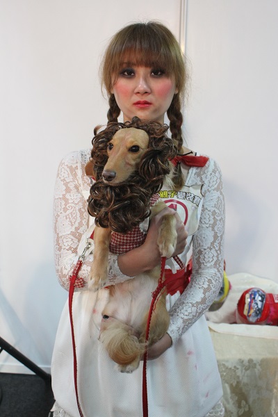 一號參賽者與臘腸狗扮成鬼娃娃「安娜貝爾」，不過比起恐怖，這對組合可愛的成分更多呀。　李娉婷/攝