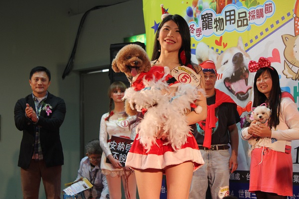 五號參賽者打扮成應景的冬季聖誕裝，狗狗跟主人都有燦爛笑容。　李娉婷/攝