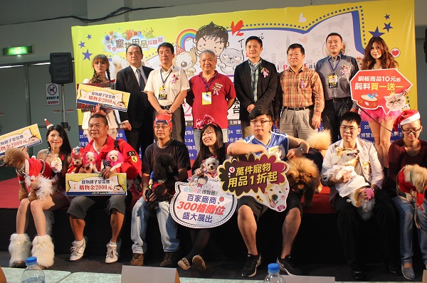 2014台北寵物用品博覽會在寵物親子臉變裝賽中揭開序幕。　李娉婷/攝