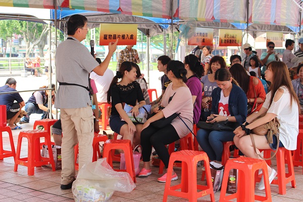 屏科大工作犬學校訓練師祁偉廉也在活動現場為民眾講解寵物行為問題。 李娉婷/攝