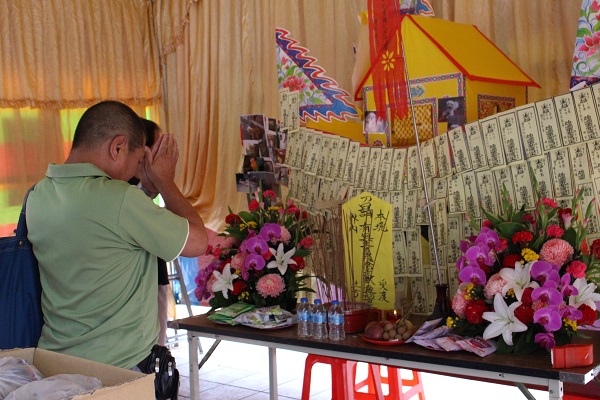 飼主為過世的寵物上香,希望牠們在另一個世界能過的好。 李娉婷/攝