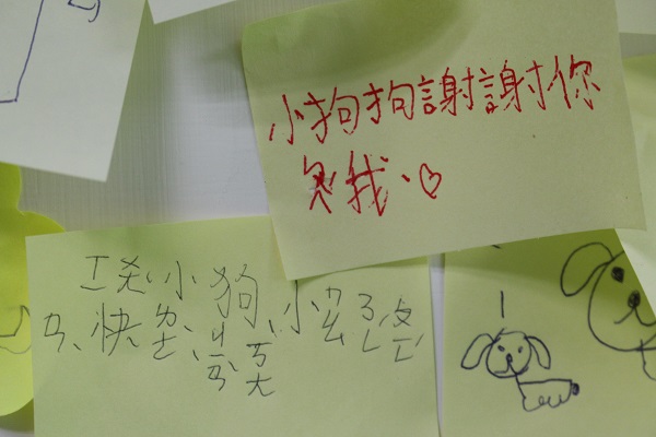 小朋友們留給過世寵物的話。 李娉婷/攝