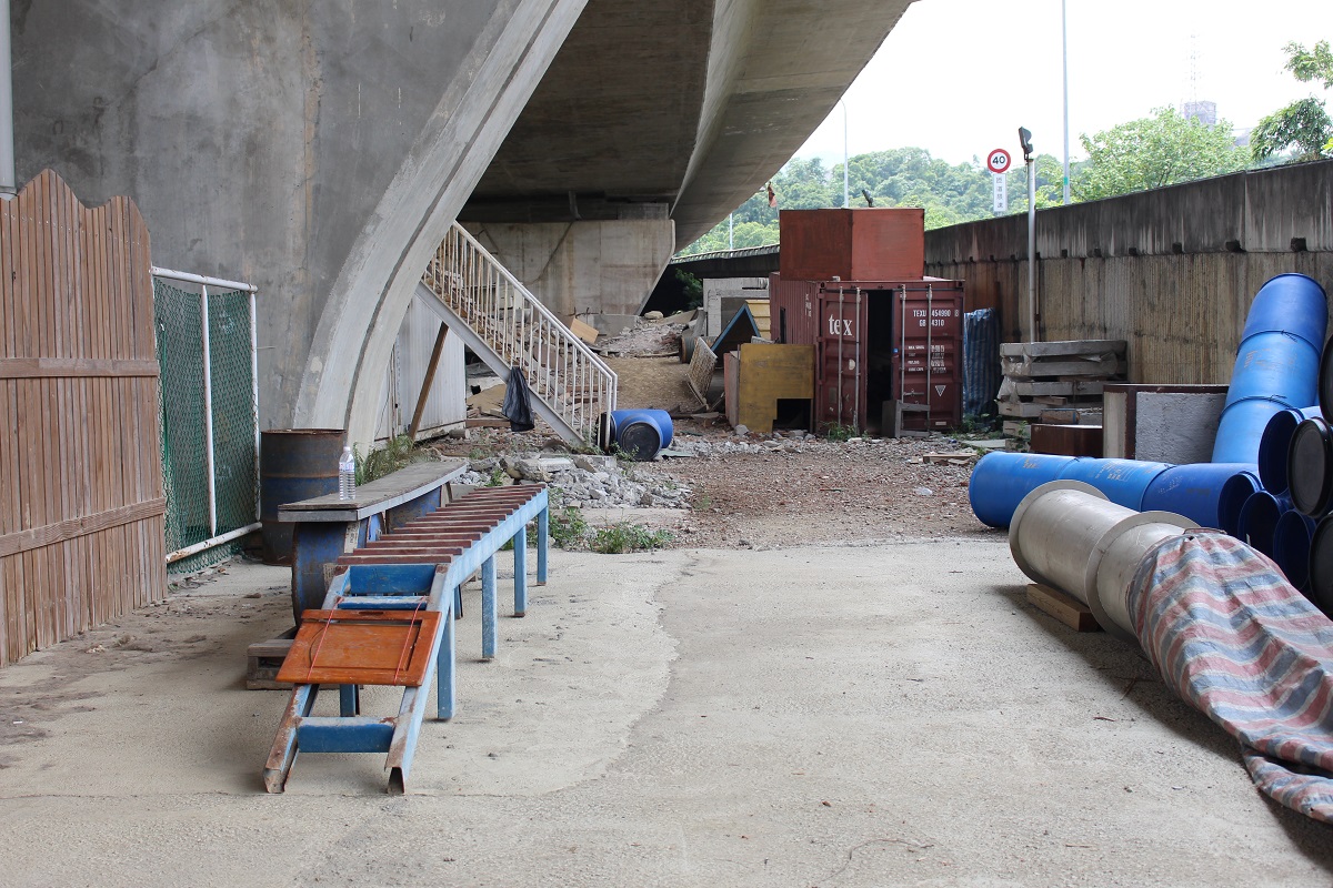 新北市消防局橫科分隊的訓練道具與模擬廢墟，基本的訓練都是在此進行，平時控犬員也會帶搜救犬到各種不同的廢棄地練習搜救。　李娉婷/攝