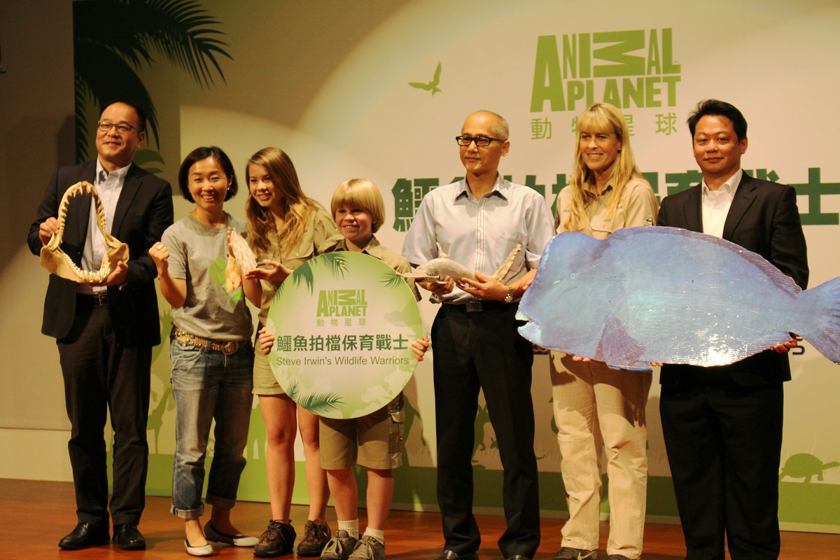 海科館館長吳俊仁(中)拿出最近被列入保育類名錄的隆頭鸚哥魚照片與厄文家族分享。 李娉婷/攝