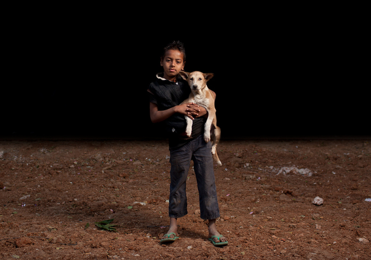 從照片中可以感受的到,他們只有彼此了。 取自網路