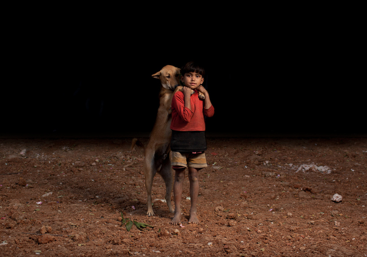 無家可歸的孩子,唯一的家人就是忠心耿耿耿的小狗。 取自網路