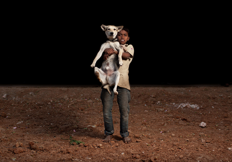 這些小狗的重量對孤兒們來說一點都不重,他們相愛相伴。 取自網路