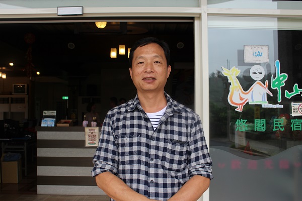 林長輝是宜蘭縣冬山鄉的中山社區發展協會理事長，除了本身種植有機柚樹，也積極向農民們推廣有機農業。 李娉婷/攝