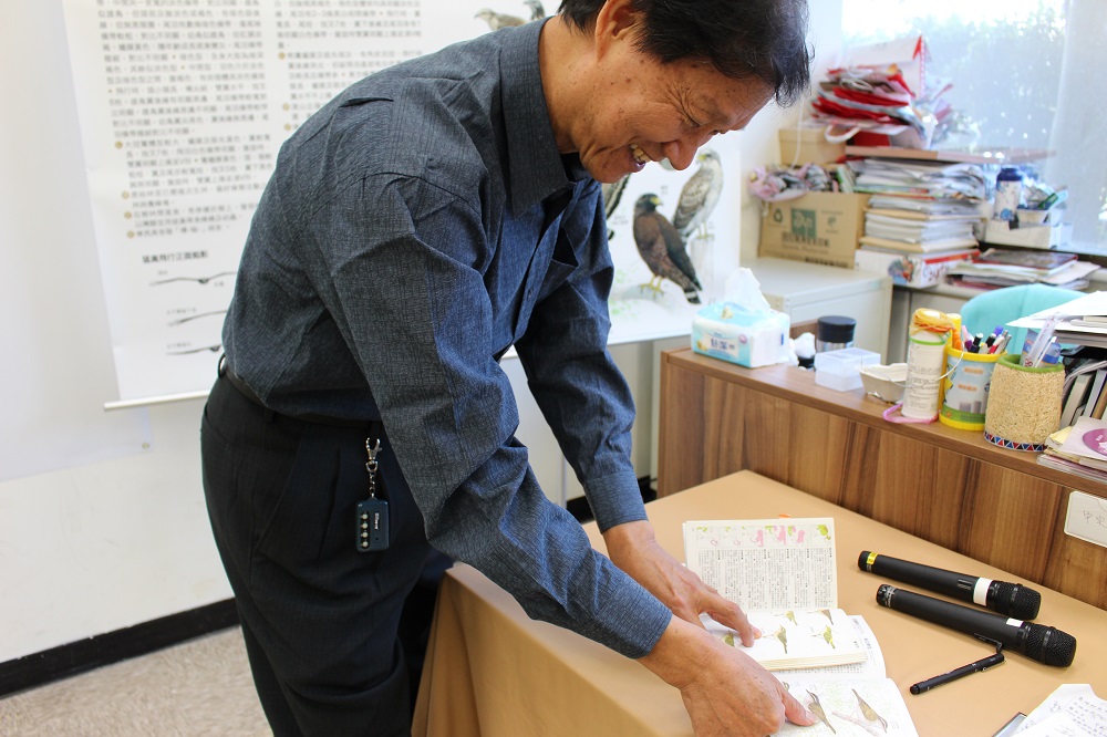 蕭木吉用數學人的專業邏輯思考，將鳥類辨識科學化、條理化，每一種鳥的細節特徵他都瞭若指掌。　李娉婷/攝