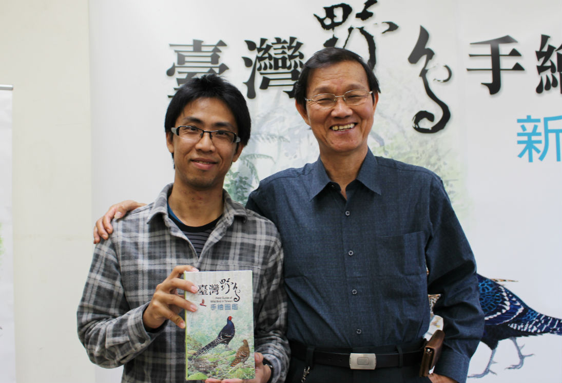 生態插畫家李政霖(左)與資深鳥類辨識專家蕭木吉(右)是成就「台灣野鳥手繪圖鑑」的兩位靈魂人物。 李娉婷/攝