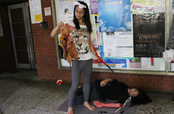 師大動陣創辦人羅丹扮演動物，台大動權社社長姚佳宜則飾演被取下皮毛、砍下四肢的人類，以立場對調的方式(由動物剝人皮毛)表現皮草與血羽絨的殘忍。　李娉婷/攝