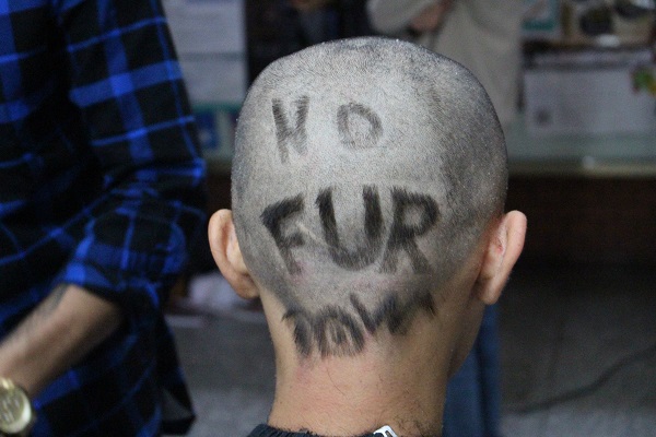 行動劇結束前，朱信璁的剃髮行動也完成。　李娉婷/攝