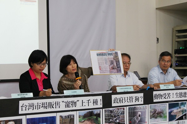 台灣動物社會研究會今(25)日召開記者會,公開寵物市場亂象。 李娉婷/攝