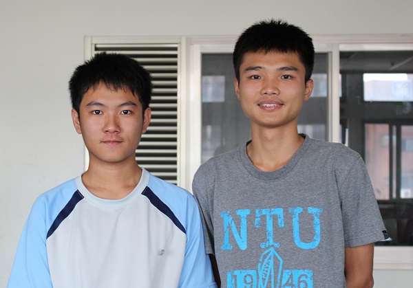 台大懷生社現任副巡邏長劉樂平(左)與社長古峻維(右)，台大校園內的流浪動物問題由懷生社管理，社員們要時時注意牠們的狀況。　李娉婷/攝