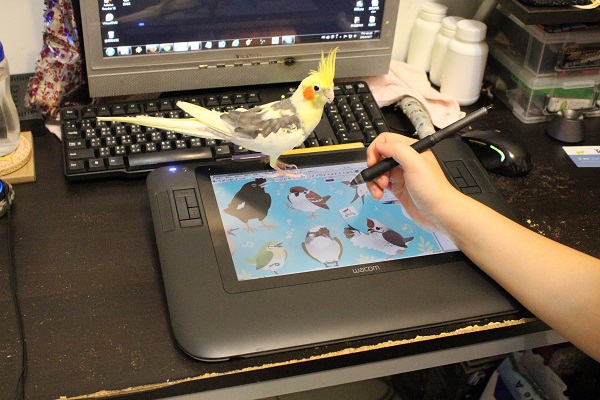 進寶在孤單的繪畫路上陪伴了ErA八年，桌邊咬痕都是牠的傑作。　李娉婷/攝