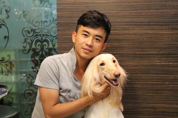 Samantha與飼主顏偉哲,表情滿分的Samantha還拍過平面廣告。 李娉婷/攝