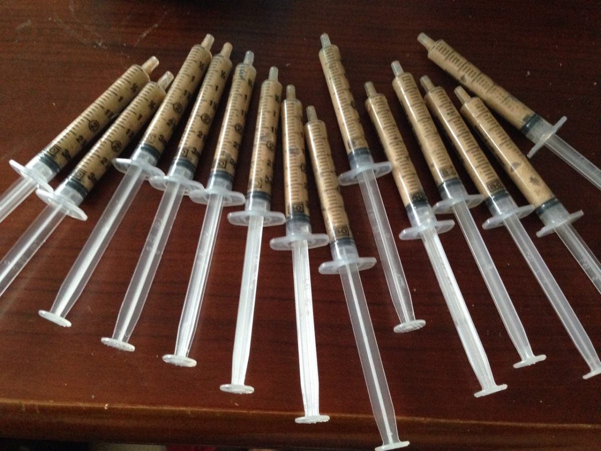 幼犬生病時的餵食方式（針筒內為雞肉泥）。　幼犬中途志工Alice/提供