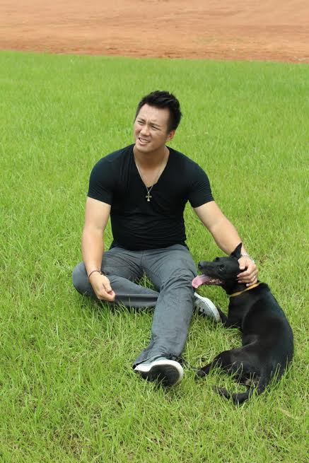棒球選手高國輝與帥氣的台灣黑狗搭檔拍攝(側拍,非桌曆照) 林昭任/提供